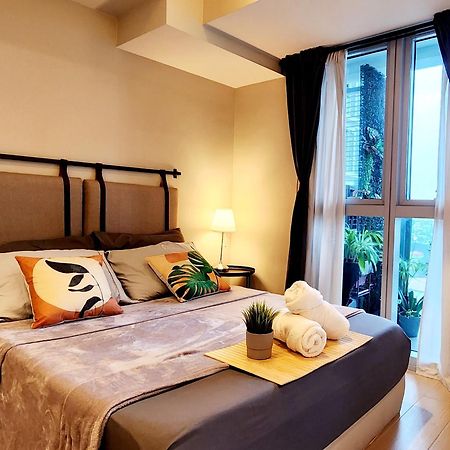 Spacious 7U Homey Unit Steps Away From Uptown Mall And Mitsukoshi Mall Free Parking With Washer Manila Dış mekan fotoğraf