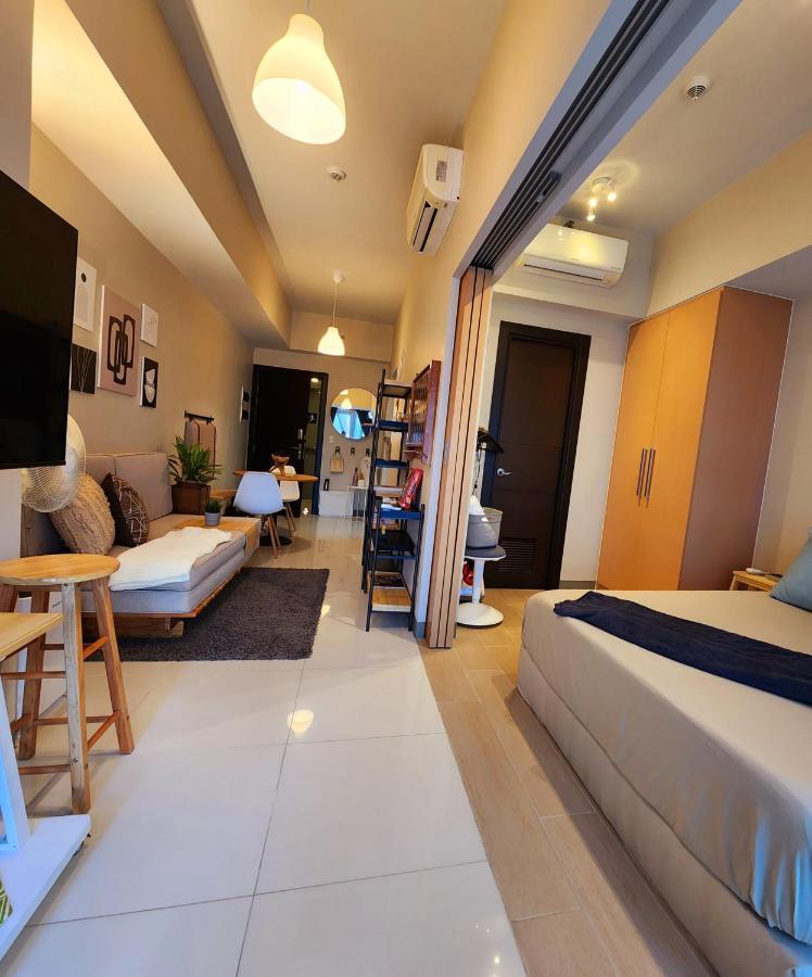 Spacious 7U Homey Unit Steps Away From Uptown Mall And Mitsukoshi Mall Free Parking With Washer Manila Dış mekan fotoğraf