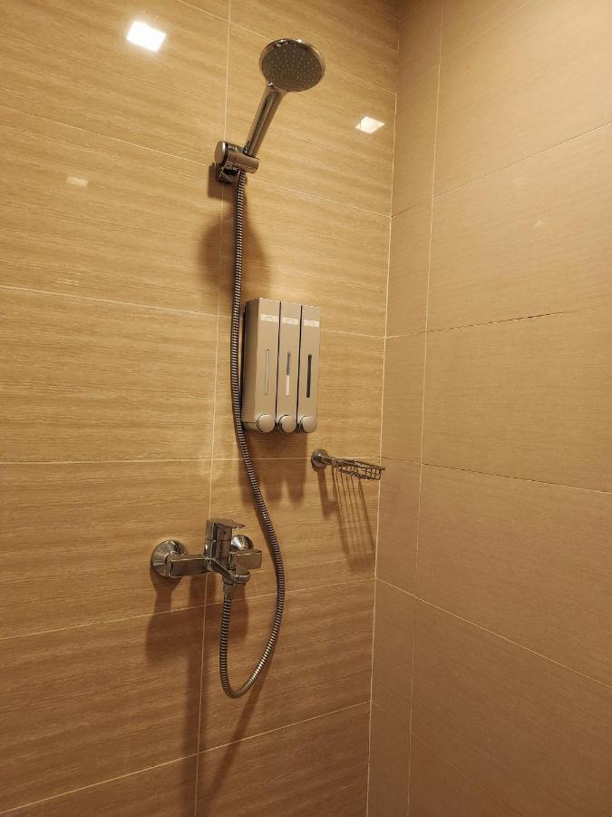 Spacious 7U Homey Unit Steps Away From Uptown Mall And Mitsukoshi Mall Free Parking With Washer Manila Dış mekan fotoğraf
