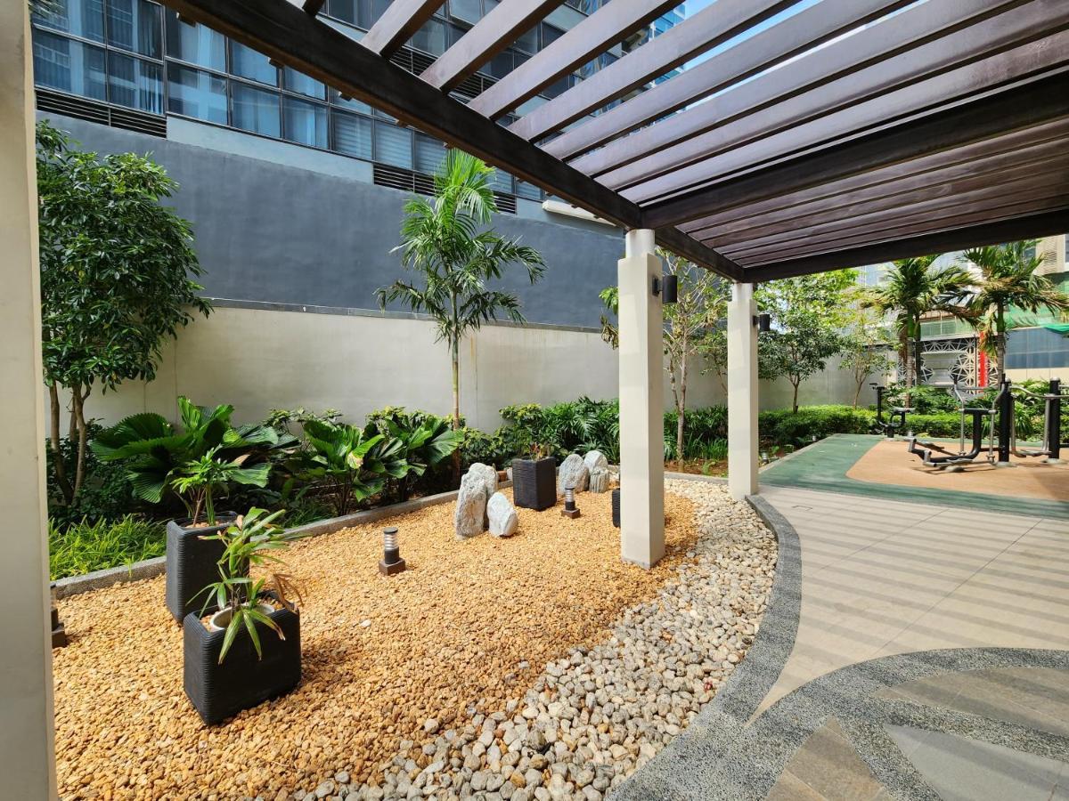 Spacious 7U Homey Unit Steps Away From Uptown Mall And Mitsukoshi Mall Free Parking With Washer Manila Dış mekan fotoğraf