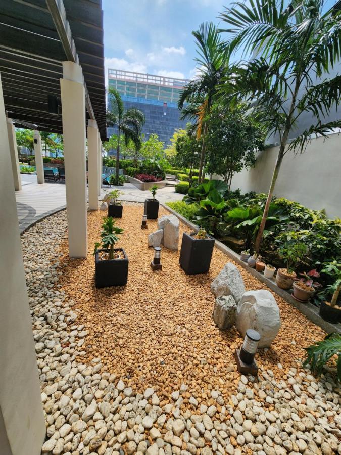 Spacious 7U Homey Unit Steps Away From Uptown Mall And Mitsukoshi Mall Free Parking With Washer Manila Dış mekan fotoğraf