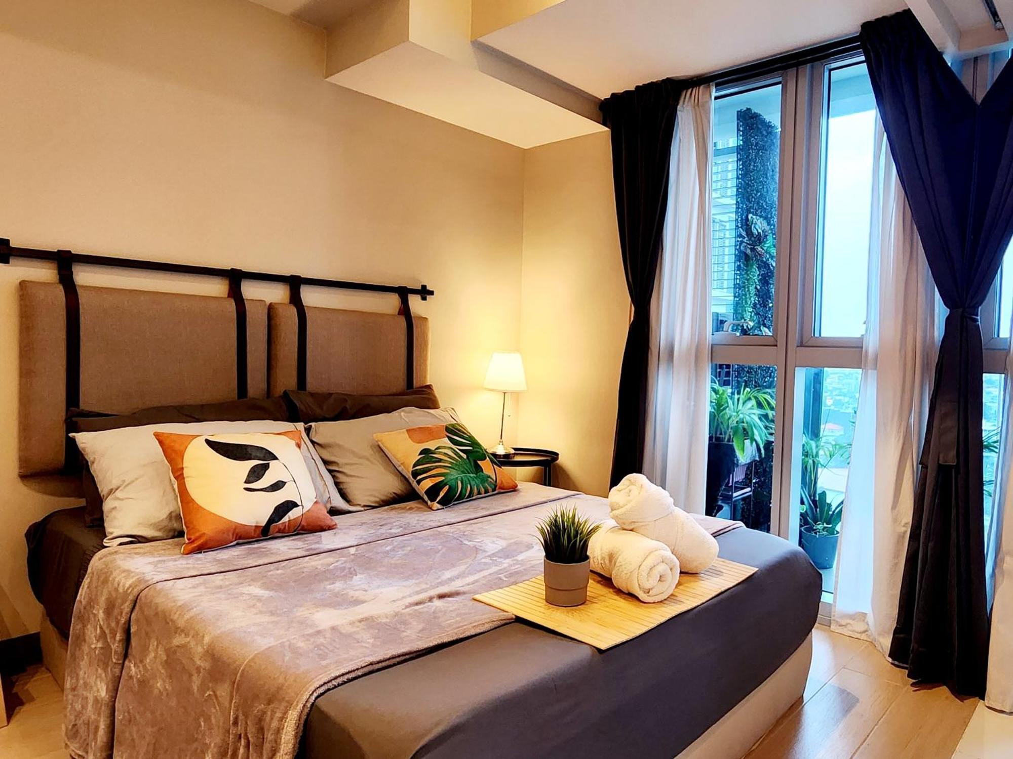 Spacious 7U Homey Unit Steps Away From Uptown Mall And Mitsukoshi Mall Free Parking With Washer Manila Dış mekan fotoğraf
